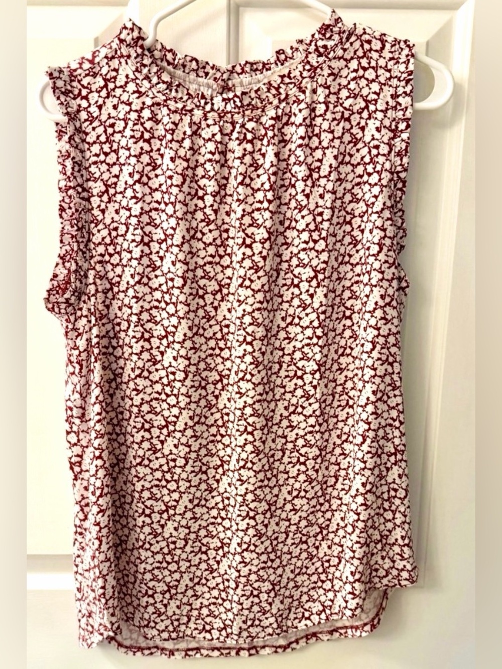 🩷 Loft Medium Sleeveless Floral Print blouse  with Ruffled Neckline